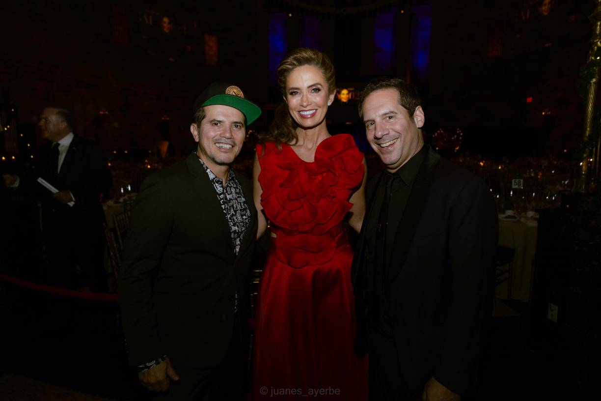 La Fundación We Are All Human celebró su tercera Gala AnualWe Are All Human, el 7 de diciembre. El exclusivo evento honró a John Leguizamo, al ganador del premio Emmy diurno Raúl de Molina y a la diseñadora de moda Anne Fontaine.