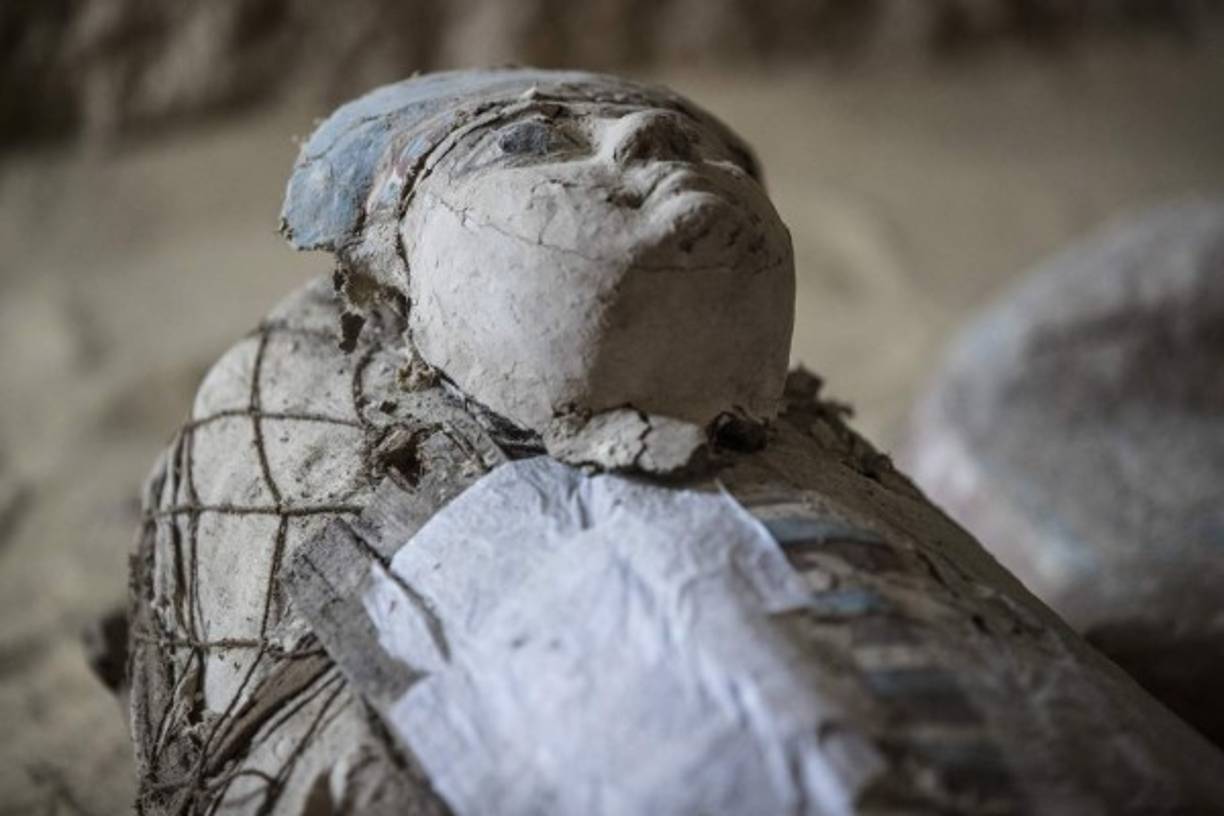 'Al principio pensábamos que íbamos a encontrar tumbas del periodo tardío (s.VII a.C.), pero encontramos una tumba del Imperio Antiguo de Egipto, de la V dinastía. Estamos hablando de una tumba de 4.400 años', explicó Mostafa Waziri, secretario general del Consejo Supremo de Antigüedades egipcio.