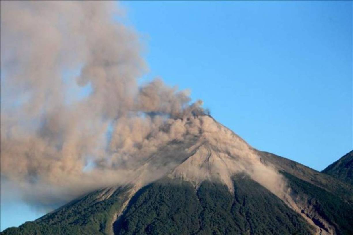 El volcán de Fuego dejó toneladas de cenizas durante las 16 horas que duró la erupción del domingo.