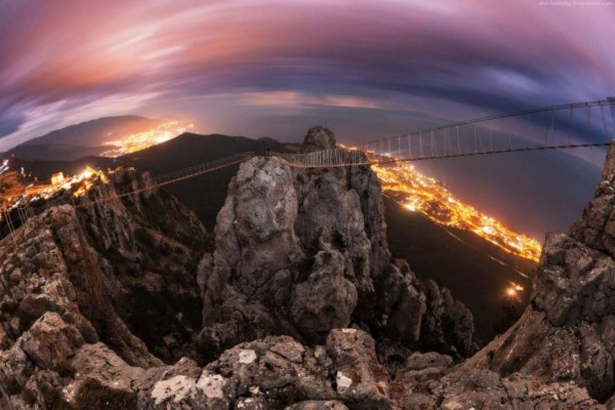<br/>Monte Ai-Petry, Crimea, Ucrania: Localizado en la montaña de Kastron, el fuerte de Cembalo es también muy lindo para visitar. Es una fachada de hermosas vistas mirando sobre el mar de la Bahía de Balaklava.