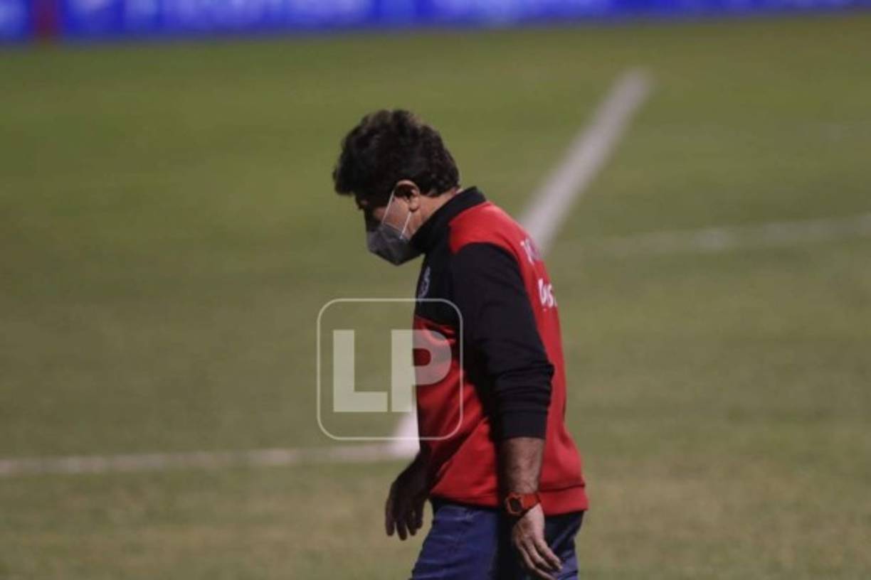 Héctor Vargas salió del estadio Nacional muy cabizbajo y decepcionado por la derrota contra Motagua.