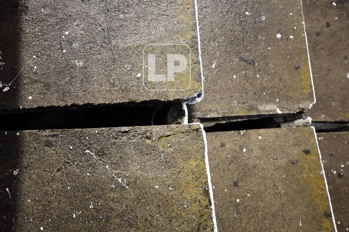 El peligro en el estadio Nacional luego de que la Conapid habilitara el sector de populares para el ingreso de más aficionados, graderías que estaban cerradas con unas láminas debido a las enormes grietas que tienen.