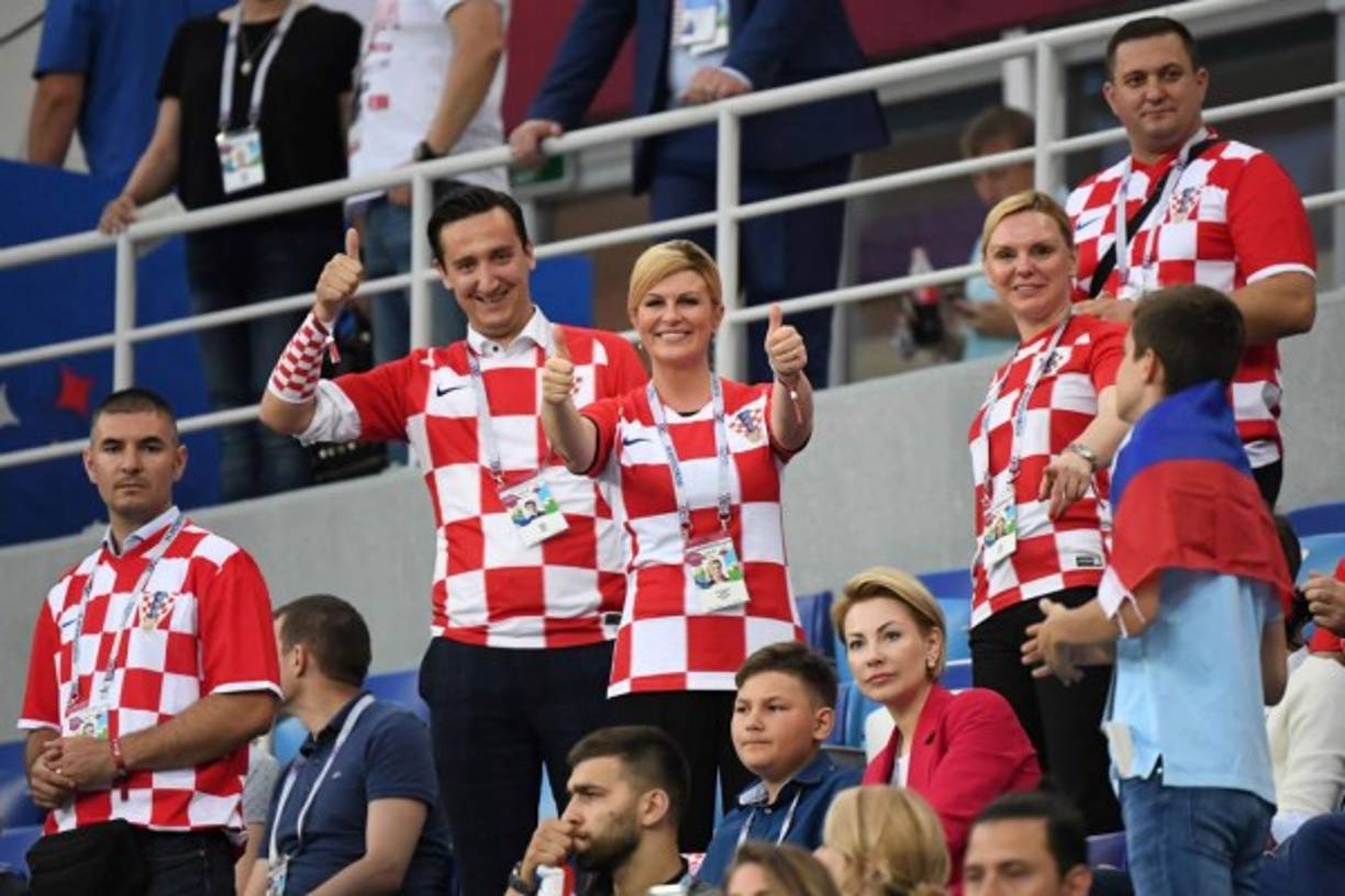La presidenta de Croacia, Kolinda Grabar-Kitarović, estuvo presente en el estadio viendo a su selección ante Dinamarca. Foto AFP