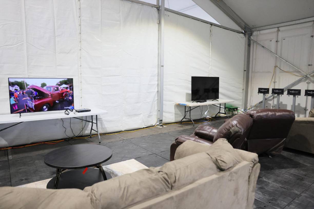 El centro de ayuda cuenta con un área para que los inmigrantes puedan recrearse e interactuar mientras permanezcan en las instalaciones.