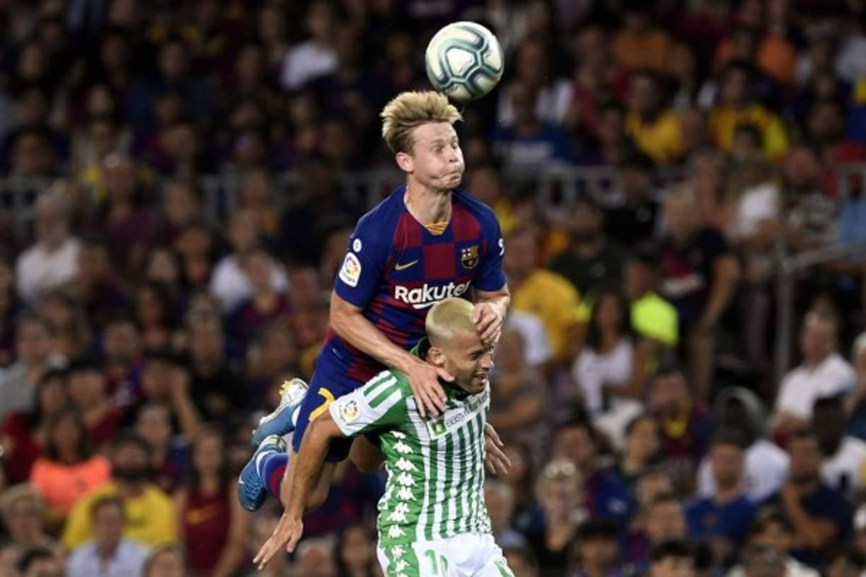 Frenkie De Jong salta por el balón encima de Sergio Canales del Betis.