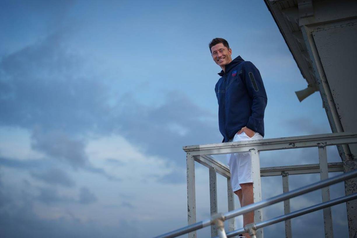 Robert Lewandowski se unió al FC Barcelona y como consecuencia el cuadro culé ahora necesita vender a varios jugadores para poder inscribir al goleador polaco.