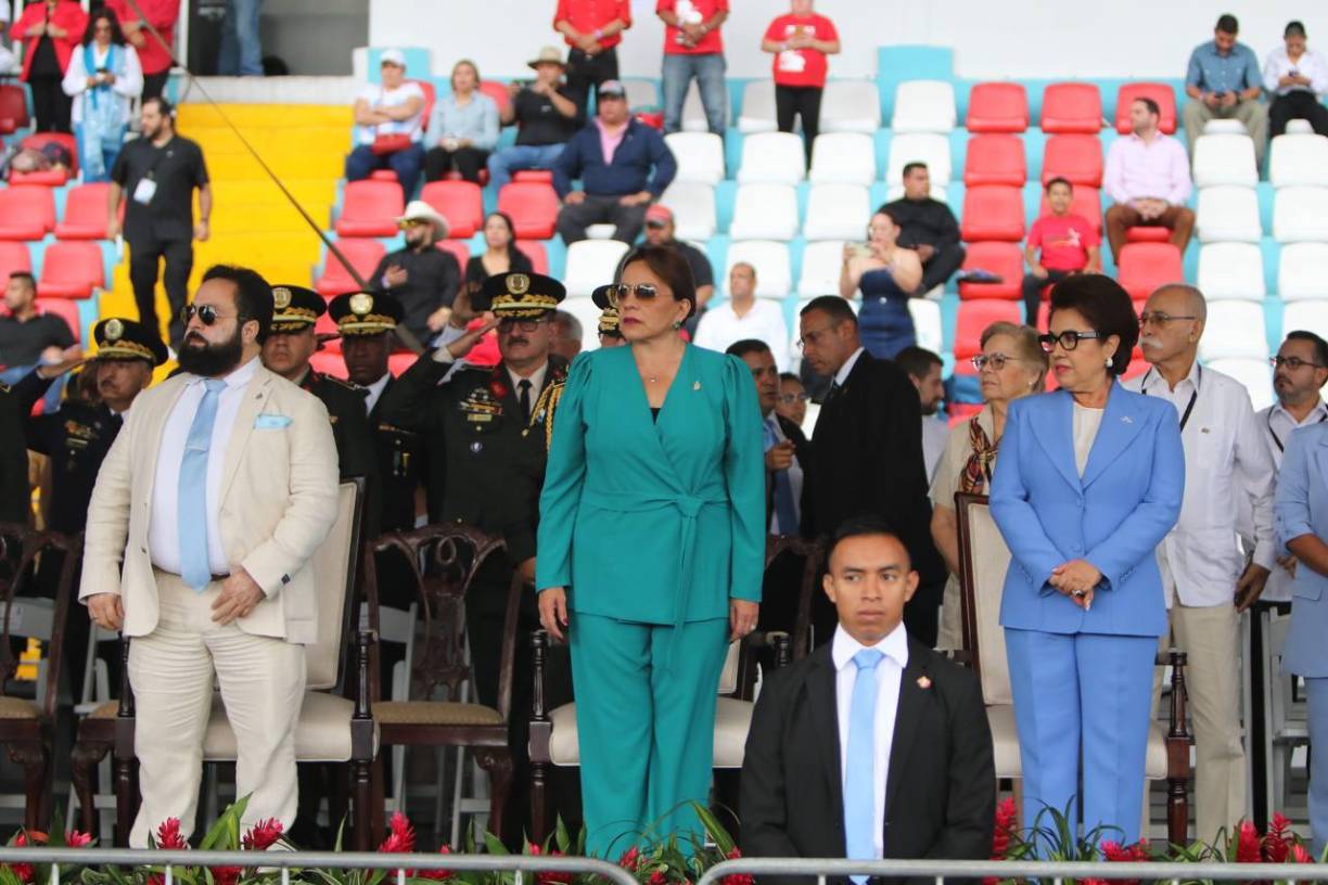 Así lucieron los presidentes de los tres poderes del Estado: Luis Redondo (Legislativo), Xiomara Castro (Ejecutivo) y Rebeca Obando (Judicial). 