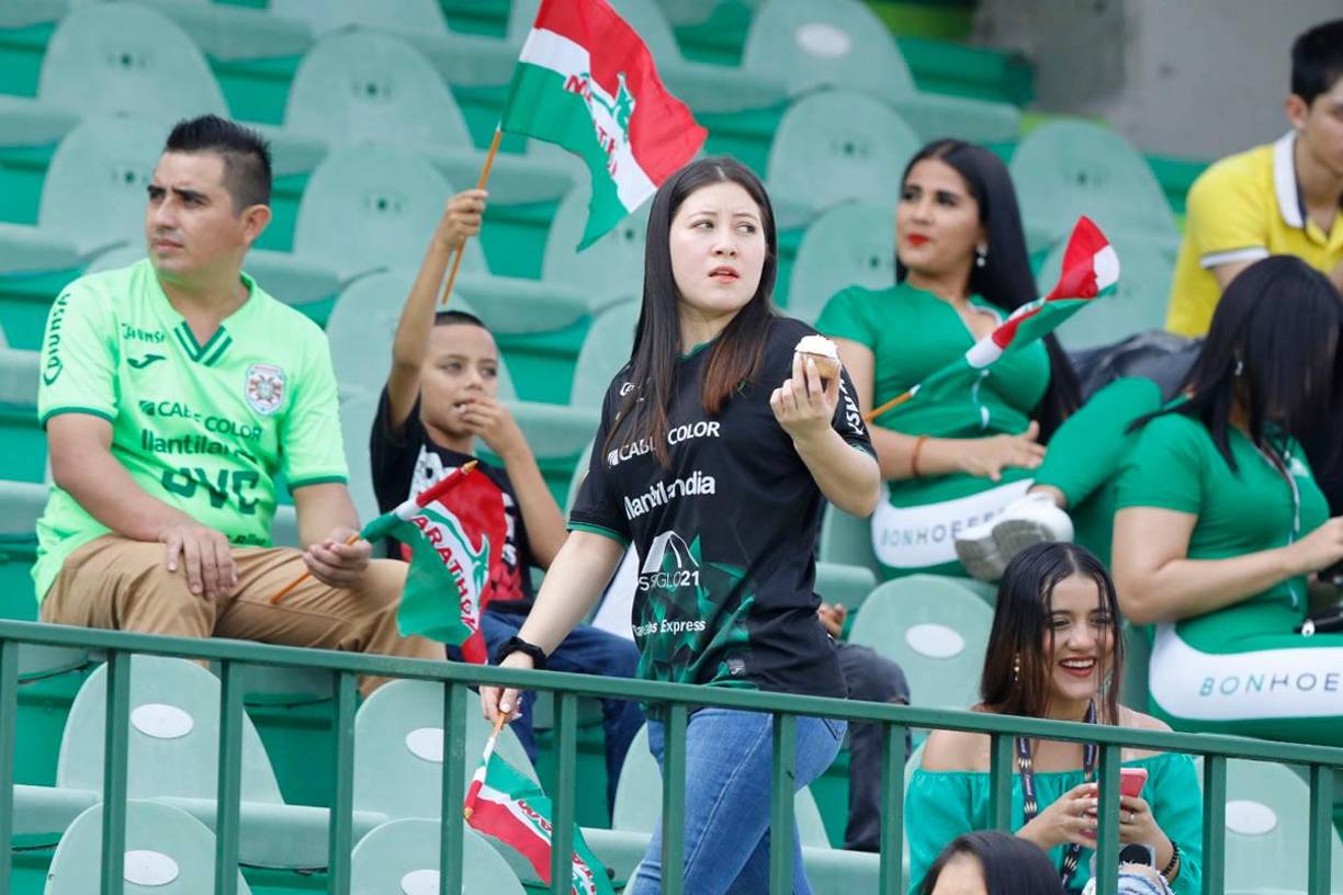 No podían faltar las bellas chicas que adornan las graderías del estadio Yankel Rosenthal cada vez que juega el Marathón.