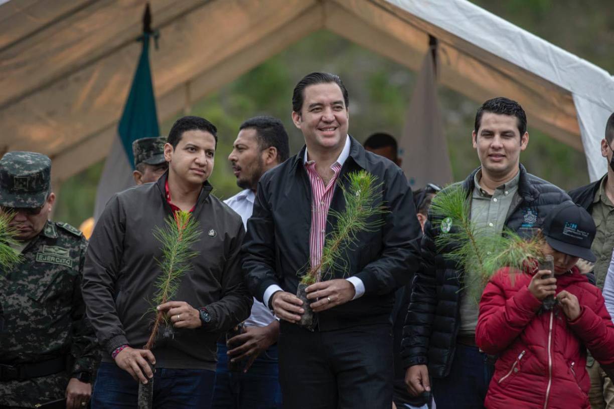 Su cargo, dentro dentro de la administración que dirige su madre, ha recibido cuestionamientos de la ciudadanía y partidos opositores, que denuncian nepotismo por nombramientos de familiares en puestos de gobierno. 