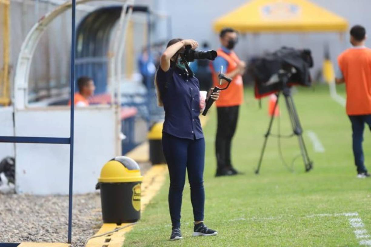 La joven periodista Karla López en sus labores durante el Real España vs Real Sociedad.