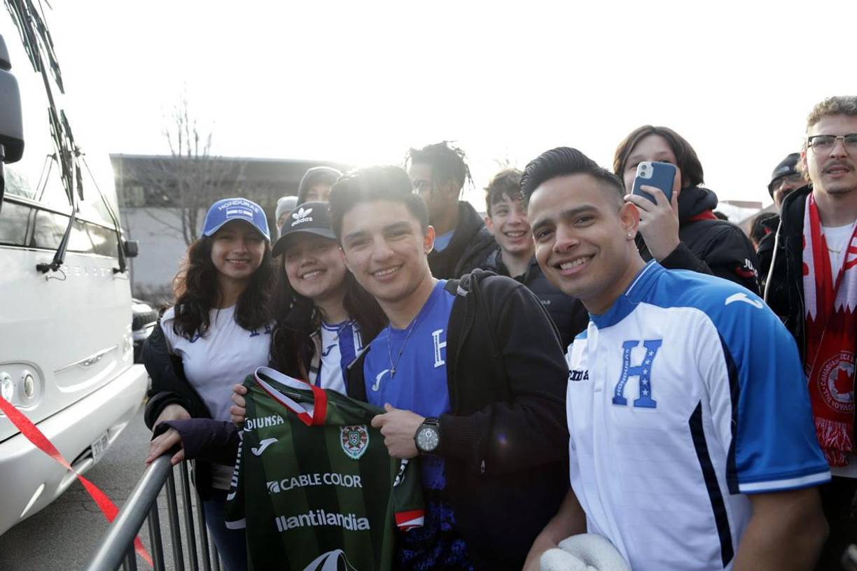 Un aficionado llegó a apoyar a la Bicolor con una camiseta del Marathón en sus manos.