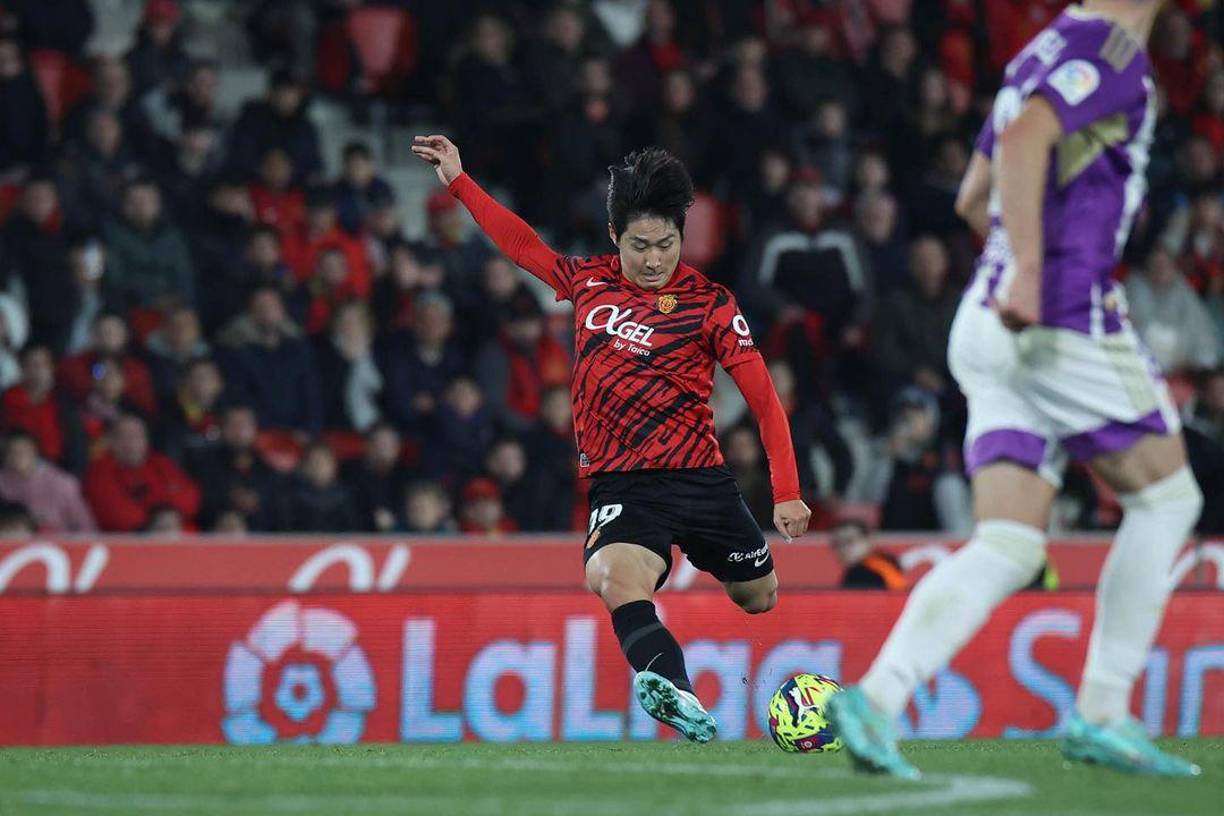  Kang-in Lee es un zurdo con buen remate de media y larga distancia. Cuenta con apenas 22 años de edad.