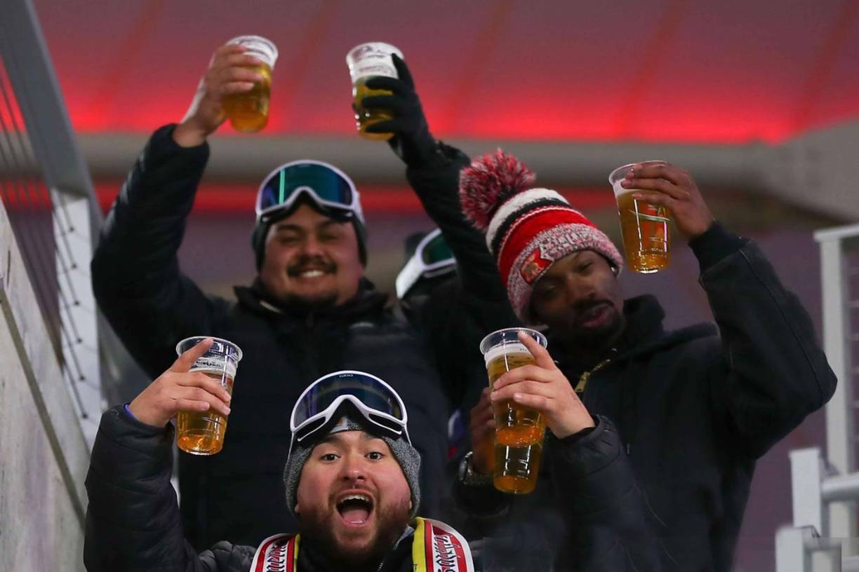 Estos aficionados de Estados Unidos disfrutaron el partido tomando cerveza.