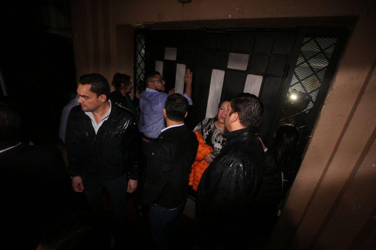 A más de tres horas diputados y medios de comunicación continúan sin poder entrar y salir del Congreso Nacional.