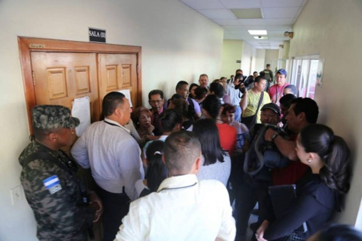 Así luce el pasillo en las afueras de la sala de juicio.