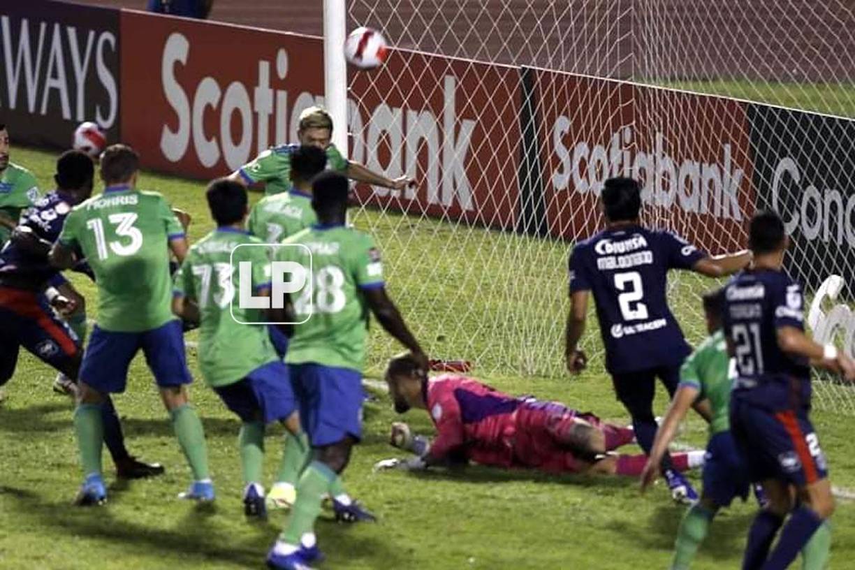 El cabezazo de Raúl Marcelo Santos lo conectó Marcelo Pereira con un disparo que pegó en el travesaño.