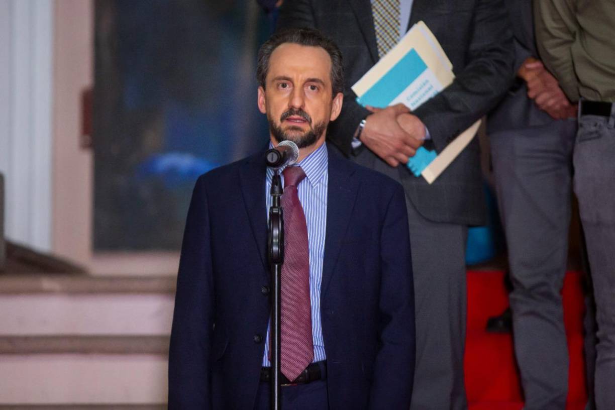 Pastor explicó que su decisión responde al clamor de las bases del partido.