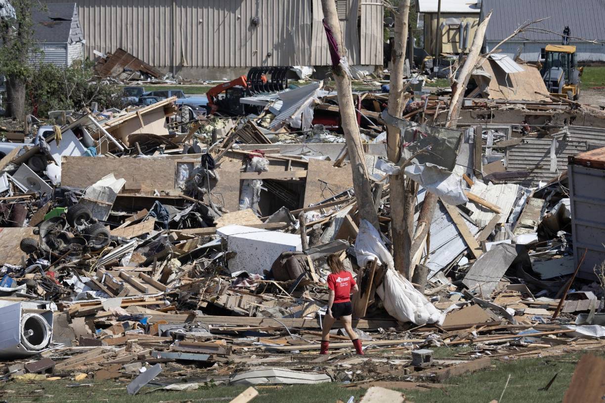 Richard Miller, el jefe de Policía en el condado de Adams, indicó que los equipos de socorro habían localizado en un campo el cuerpo de una mujer muerta por la tormenta, aunque no se precisó la edad de la víctima.