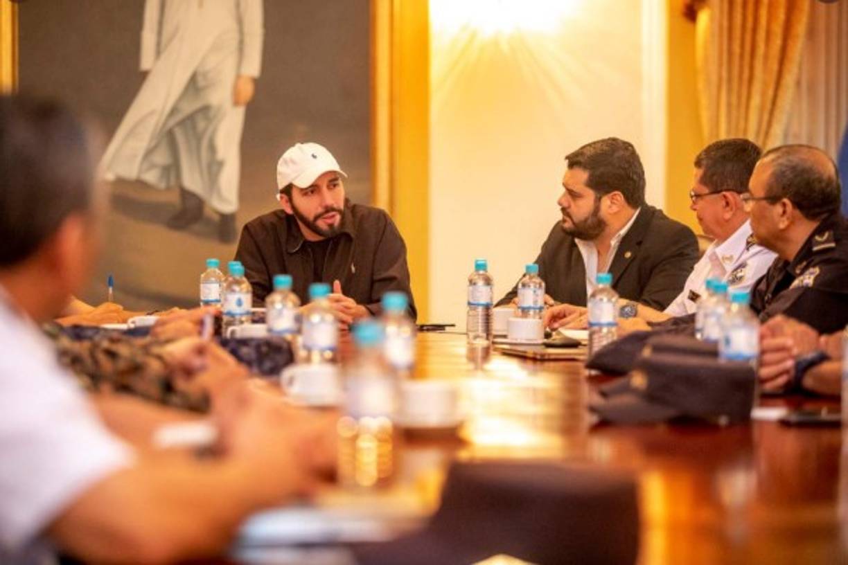 Desarticulación de la comunicación en los centros penales<br/><br/>Bukele dio 72 horas para que las empresas de telefonía bloquearan por completo la señal de los centros penales. Esto debido a que las órdenes de extorsión y homicidios se ejecutaban desde adentro de las cárceles.