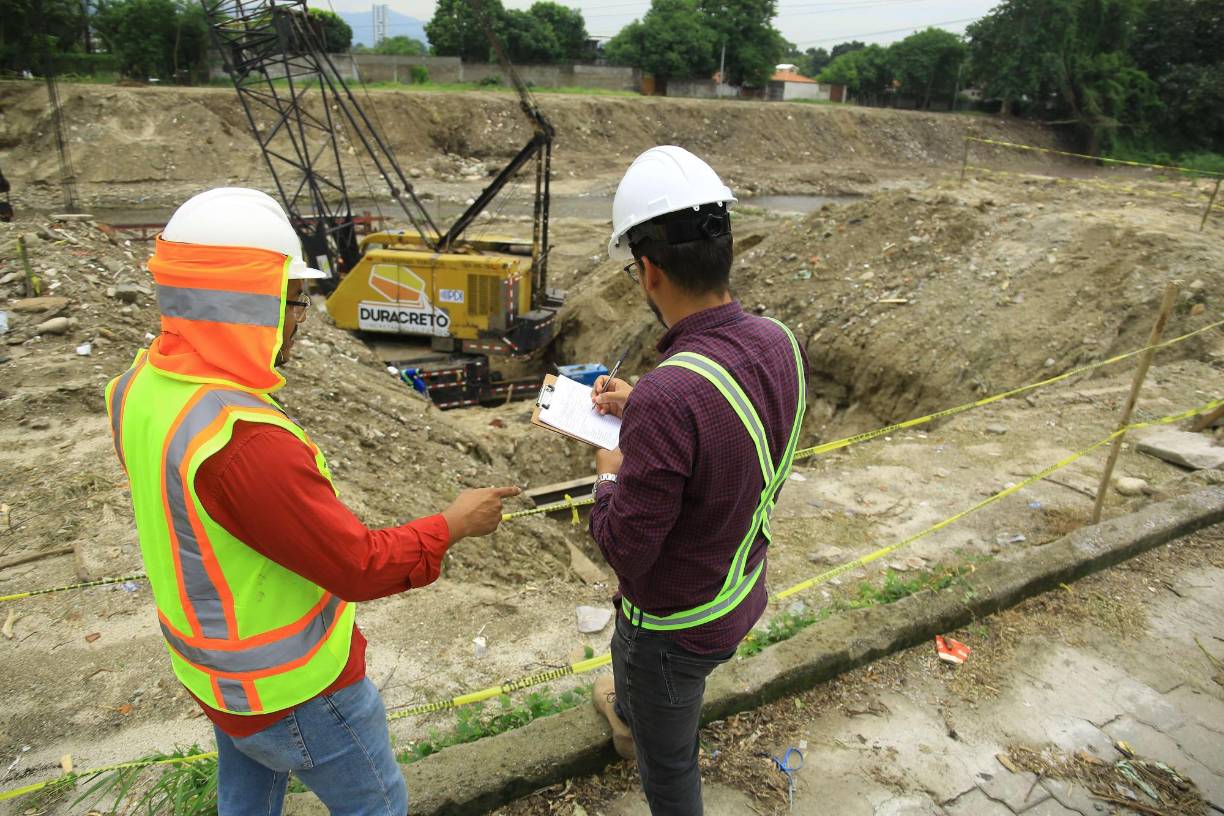 El alcalde Roberto Contreras puso la primera piedra para la construcción del puente Santa Ana el 18 de mayo; sin embargo, hasta hace unas dos semanas, la maquinaria pesada comenzó a trabajar en el movimiento de tierra. Con estos trabajos, los vecinos están esperanzados que en unos 11 meses la obra será una realidad.