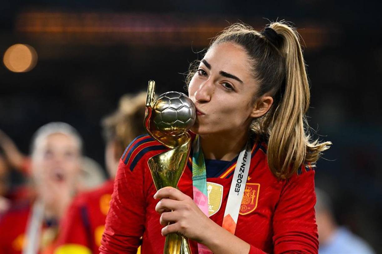 Olga Carmona, elegida la mejor jugadora de la final, fue la primera en recibir la medalla dorada, los abrazos y las felicitaciones de las variadas personalidades que la aguardaban.