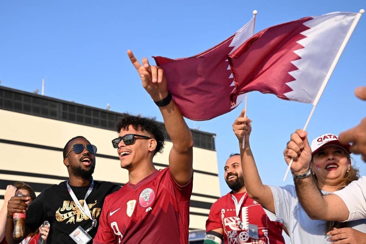 Pero también los seguidores de Qatar mantienen el ambiente mientras ondean una bandera en su llegada al estadio Al-Bayt en Al Khor