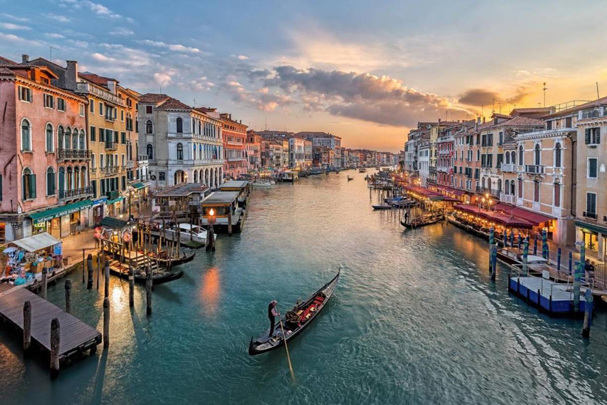 Venecia. Existen ciudades que con el paso del tiempo, permanecen inalterables, como es el caso de Venecia. Siendo la capital romántica de Italia, esta se conoce como la “Ciudad de los Canales”, gracias a su impresionante arquitectura. 