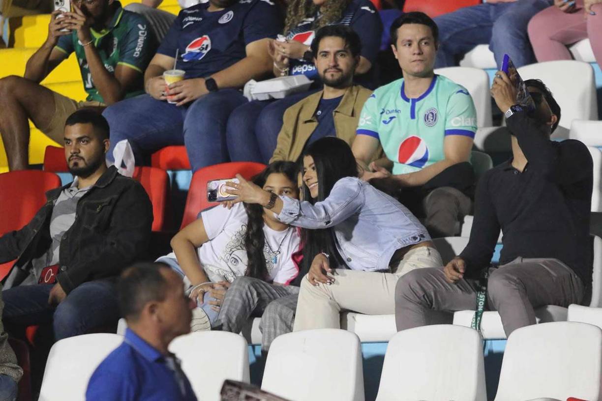 Unas fotitos antes del partido. Un buen ambiente se vive en las gradas del estadio capitalino.