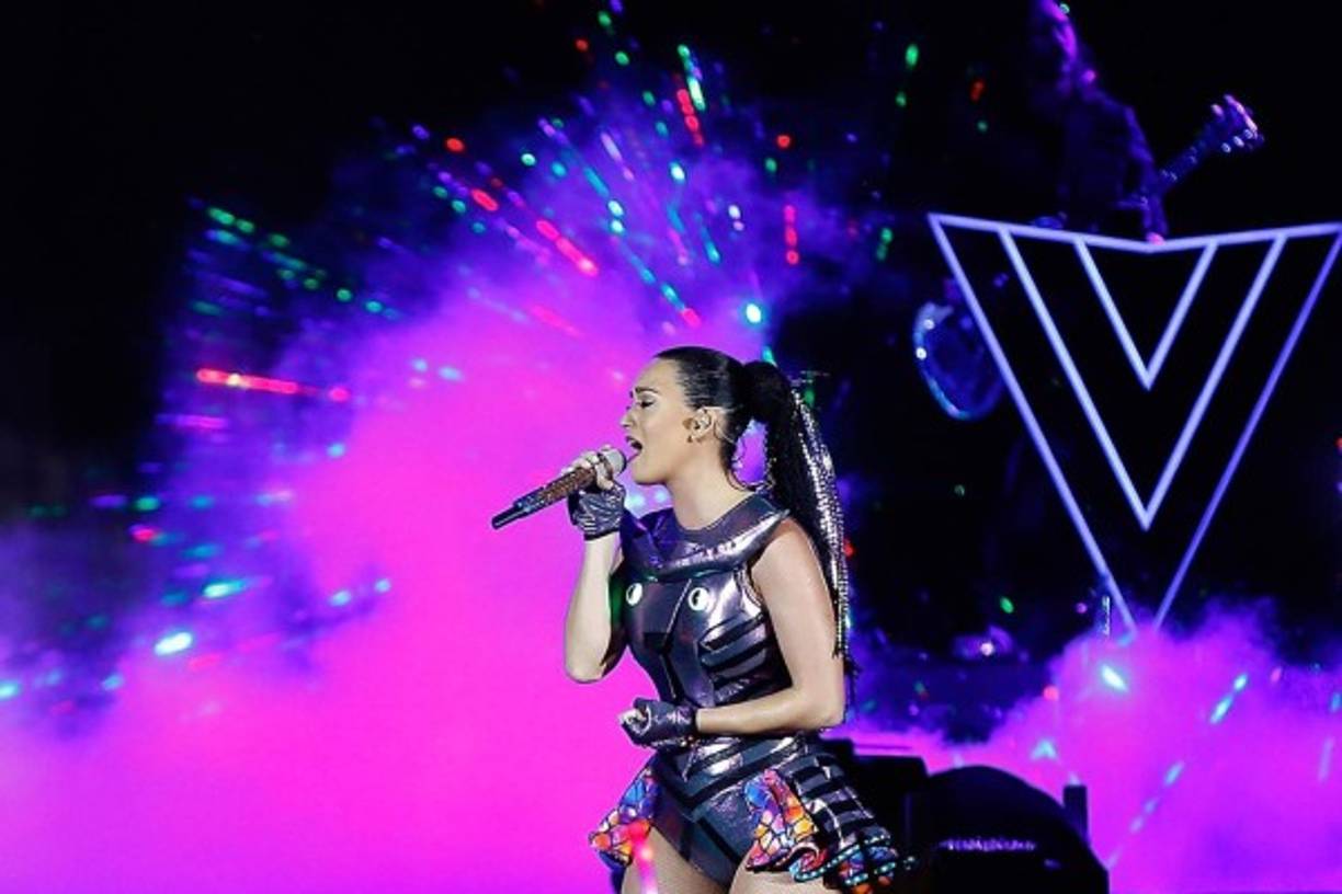 Muchos grupos cristianos le han dicho que es sacerdotisa illuminati que busca embrujar a través de sus canciones a sus millones de fans.