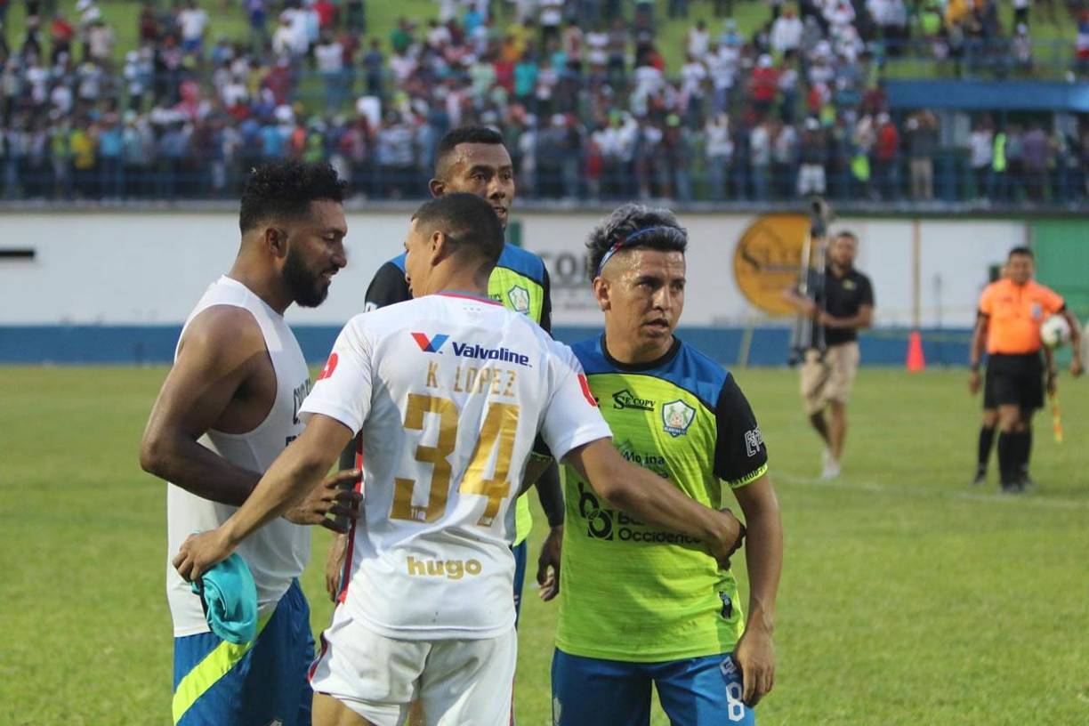 Kevin López saludando a Reinieri Mayorquín, con quien fue compañero en el Motagua.