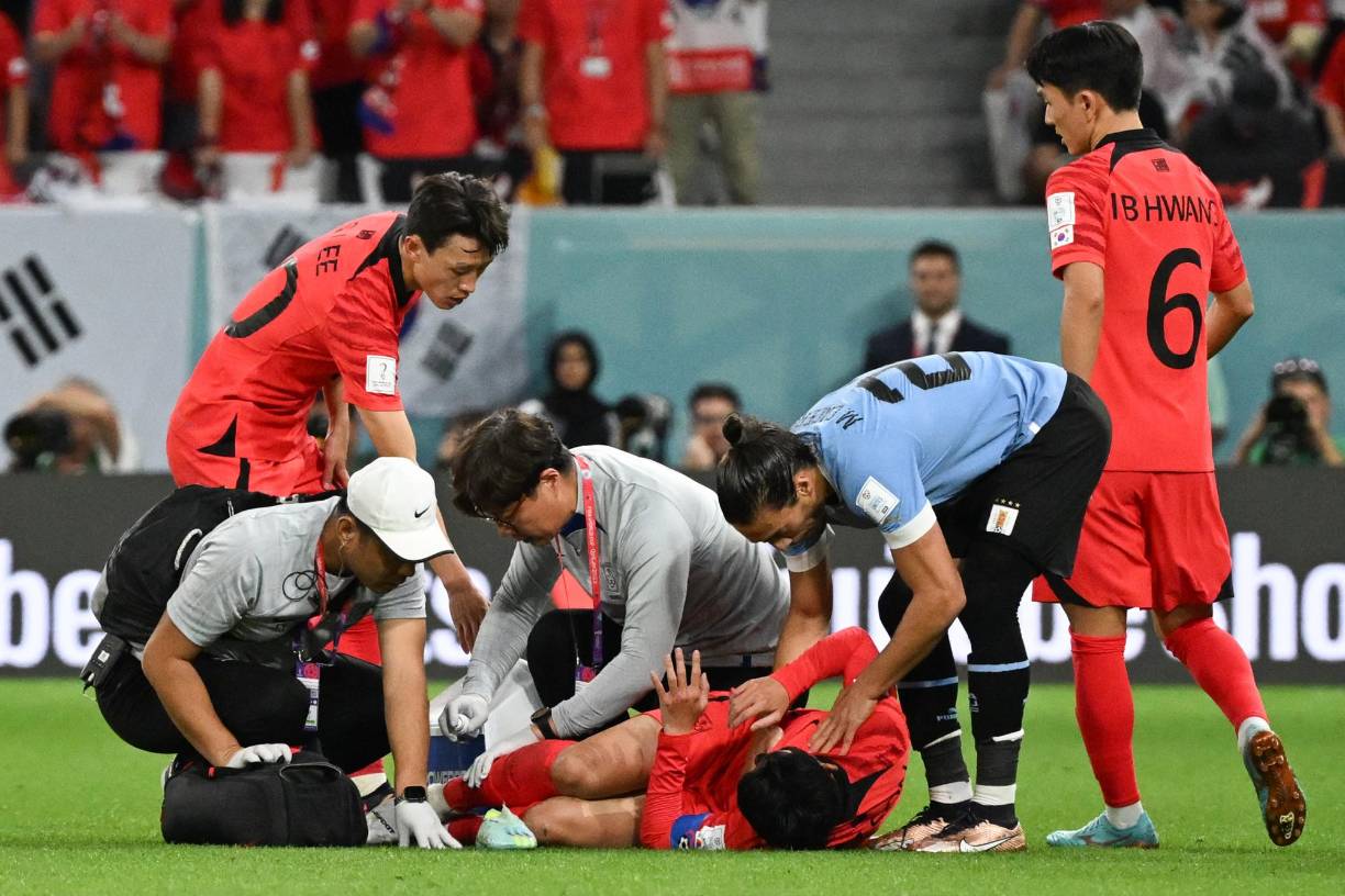 Martin Caceres y sus compañeros de equipo se acercaron para hablar con él.