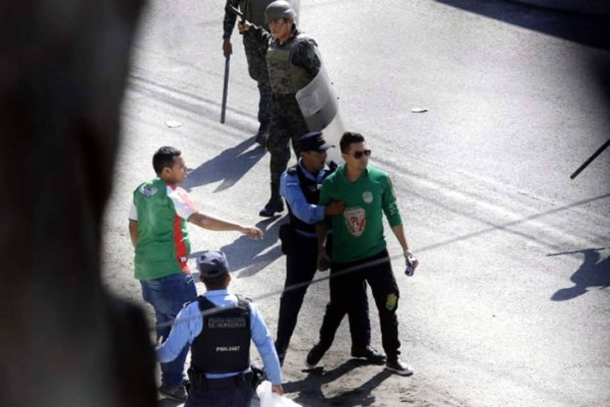La Policía tuvo que controlar la situación afuera del estadio.
