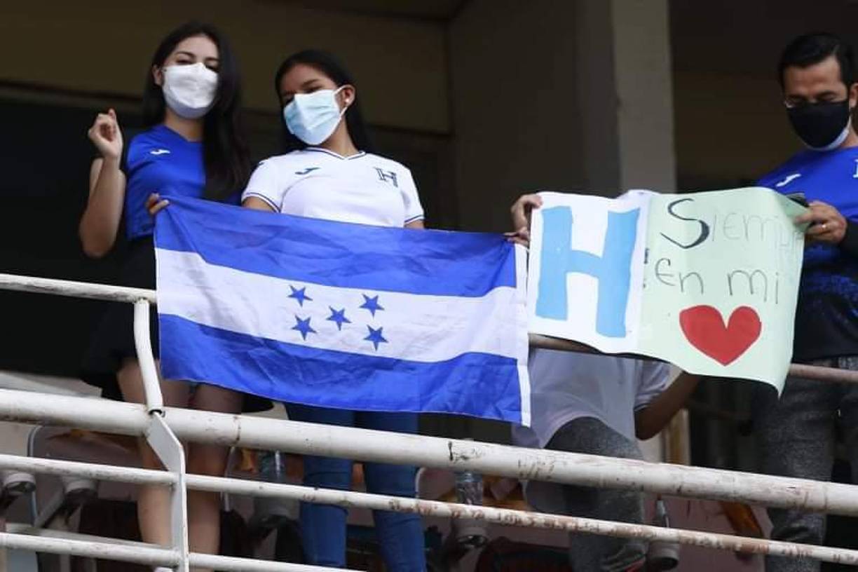 ¡Poca afluencia! El ambiente en el Honduras-El Salvador en un estadio Olímpico vacío