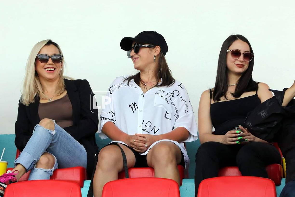 Estas bellas chicas adornaron el sector de silla del estadio Nacional Chelato Uclés durante el clásico Motagua-Marathón.
