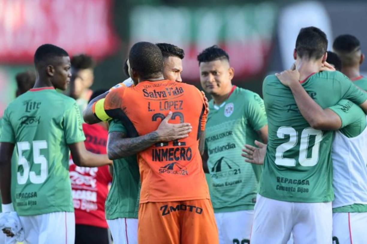 Respeto. Los jugadores del Marathón y Real España dieron el ejemplo al saludarse tras el pitazo final.