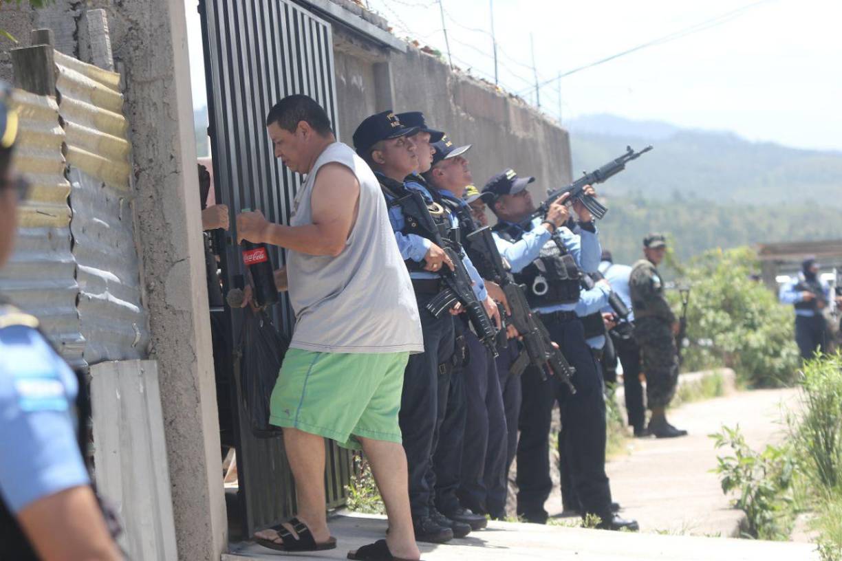  En respuesta a este ataque, los agentes de la Policía Nacional hicieron uso de su equipo asignado para repeler la agresión.