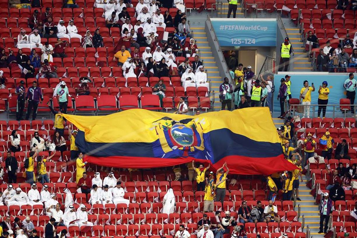Seguidores de Qatar y Ecuador dentro dek estadio Al-Bayt .