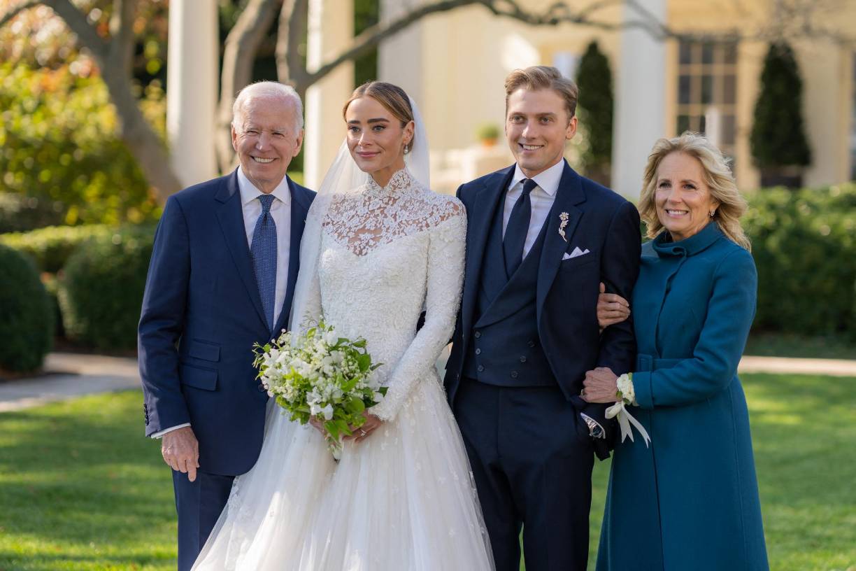 WASHINGTON, DC - NOVEMBER 19: In this handout provided by The White House, President Joe Biden and First Lady Jill Biden attend the wedding of Peter Neal and Naomi Biden Neal on the South Lawn of the White House on November 19, 2022 in Washington DC. Adam Schultz/The White House via Getty Images/AFP (Photo by Handout / GETTY IMAGES NORTH AMERICA / Getty Images via AFP)