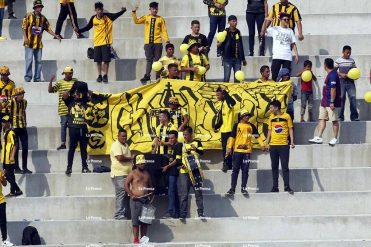 Algunos aficionados del Real España viajaron al estadio Emilio Williams Agasse de Choluteca para alentar a su equipo ante la UPN.