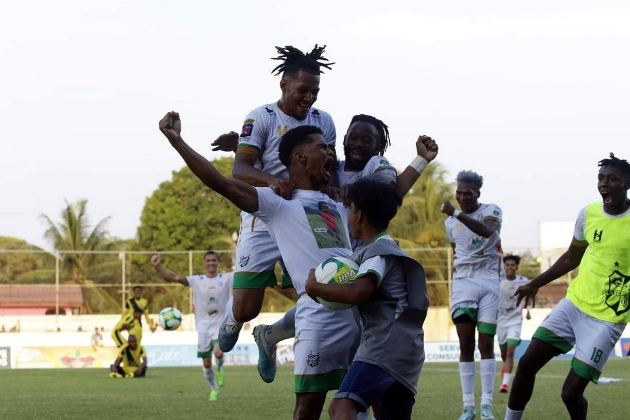 La eufórica celebración de Elí Palma con sus compañeros tras marcar el 3-1 del Platense.