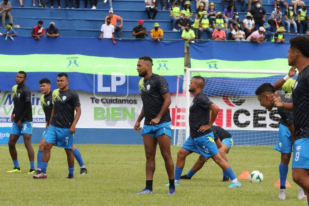 Los jugadores del Olancho FC durante el calentamiento previo al inicio del partido.