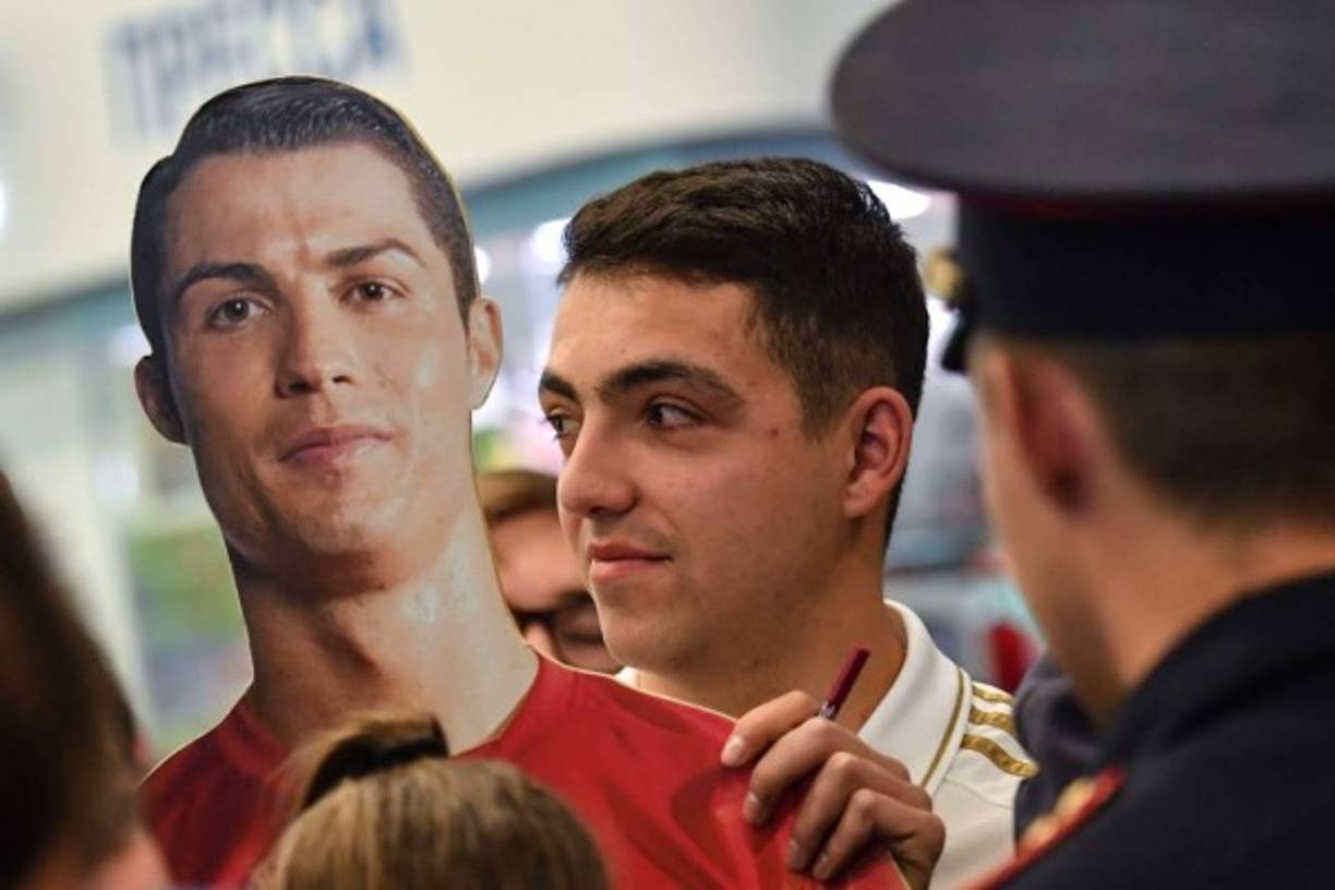 Con caretas de Cristiano Ronaldo, así recibieron al crack portugués en Moscú. Foto AFP
