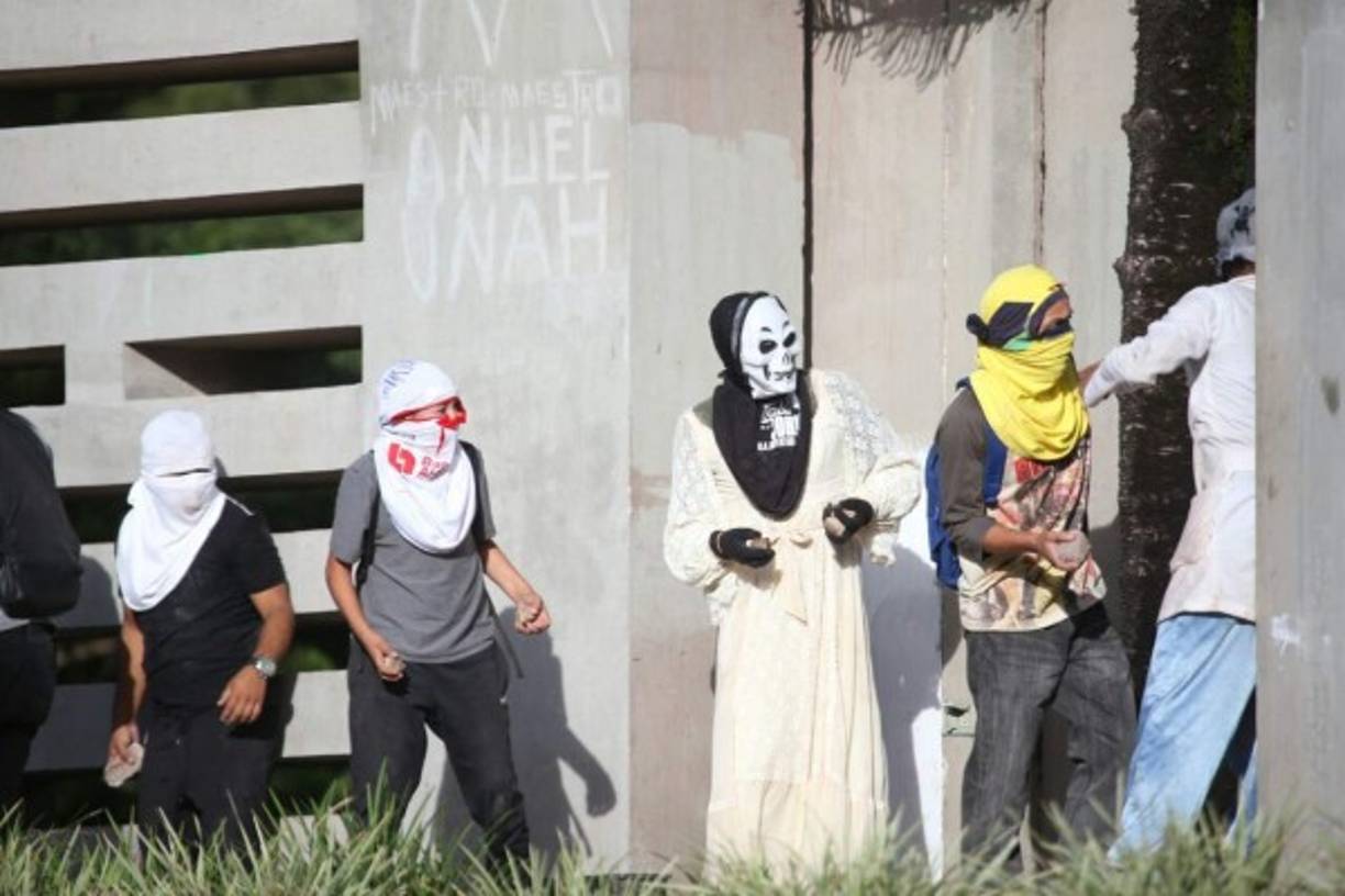 El grupo de estudiantes se prepara para lanzar piedras.