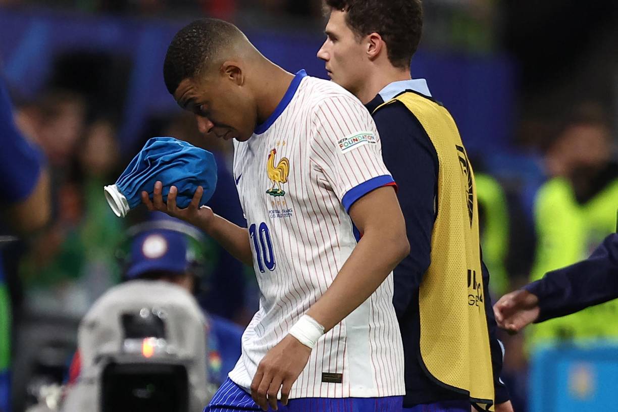 Para el segundo tiempo extra, Mbappé fue sustuido por el dolor en el golpe a su rostro y estuvo apoyando desde la banca en los minutos finales.