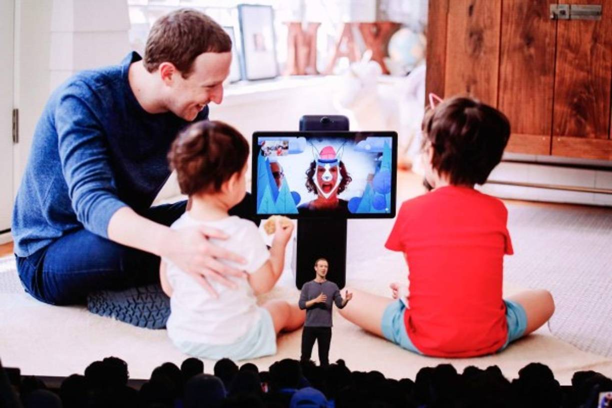 Zuckerberg muestra lo que puede hacer su pantalla inteligente.