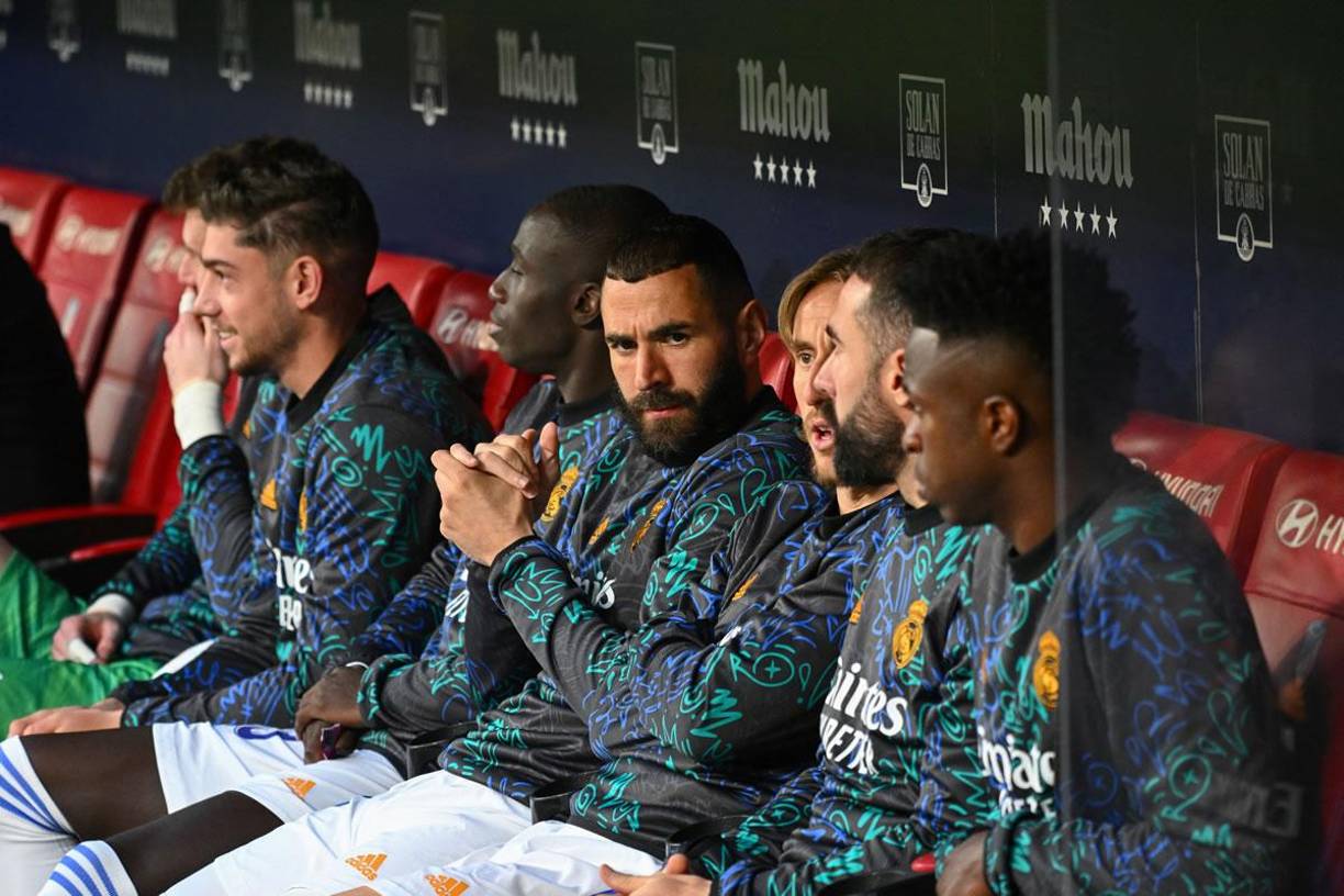 El banco de suplentes del Real Madrid con jugadores importantes como Karim Benzema, Luka Modric y Vinicius, entre otros.