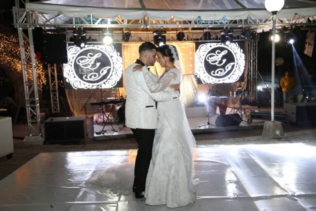 La fiesta del matrimonio de Lipstickfables y Jorge Cordero fue en el parque Naciones Unidas donde se ubica el Cristo del Picacho.