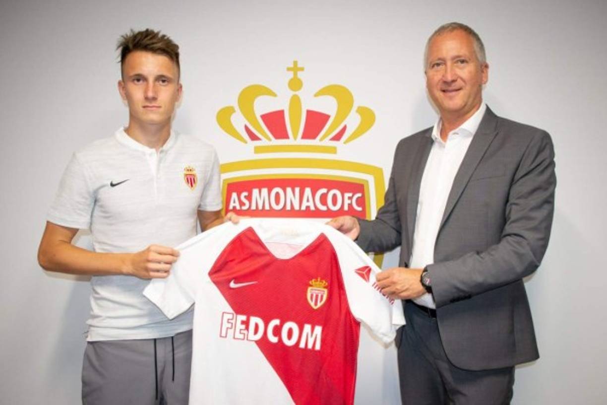 El Mónaco de Francia ha fichado al centrocampista ruso Aleksandr Golovin, llega procedente del CSKAMoscú por 30.000.000 €. Firma hasta junio de 2023.