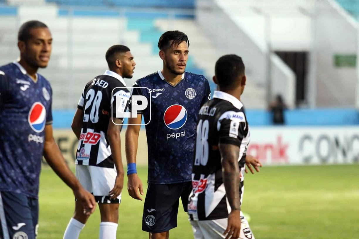 Ángel Tejeda, incrédulo tras fallar el penal que pudo darle el triunfo al Motagua.
