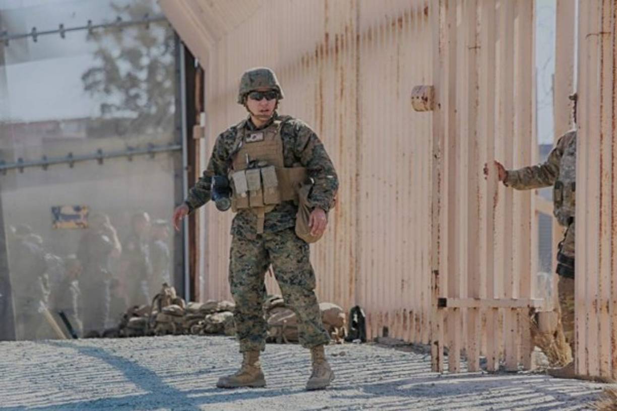 Al menos 1,300 militares resguardan la frontera entre California y Tijuana, tras la llegada de cientos de migrantes de la caravana que se adelantaron al grupo.